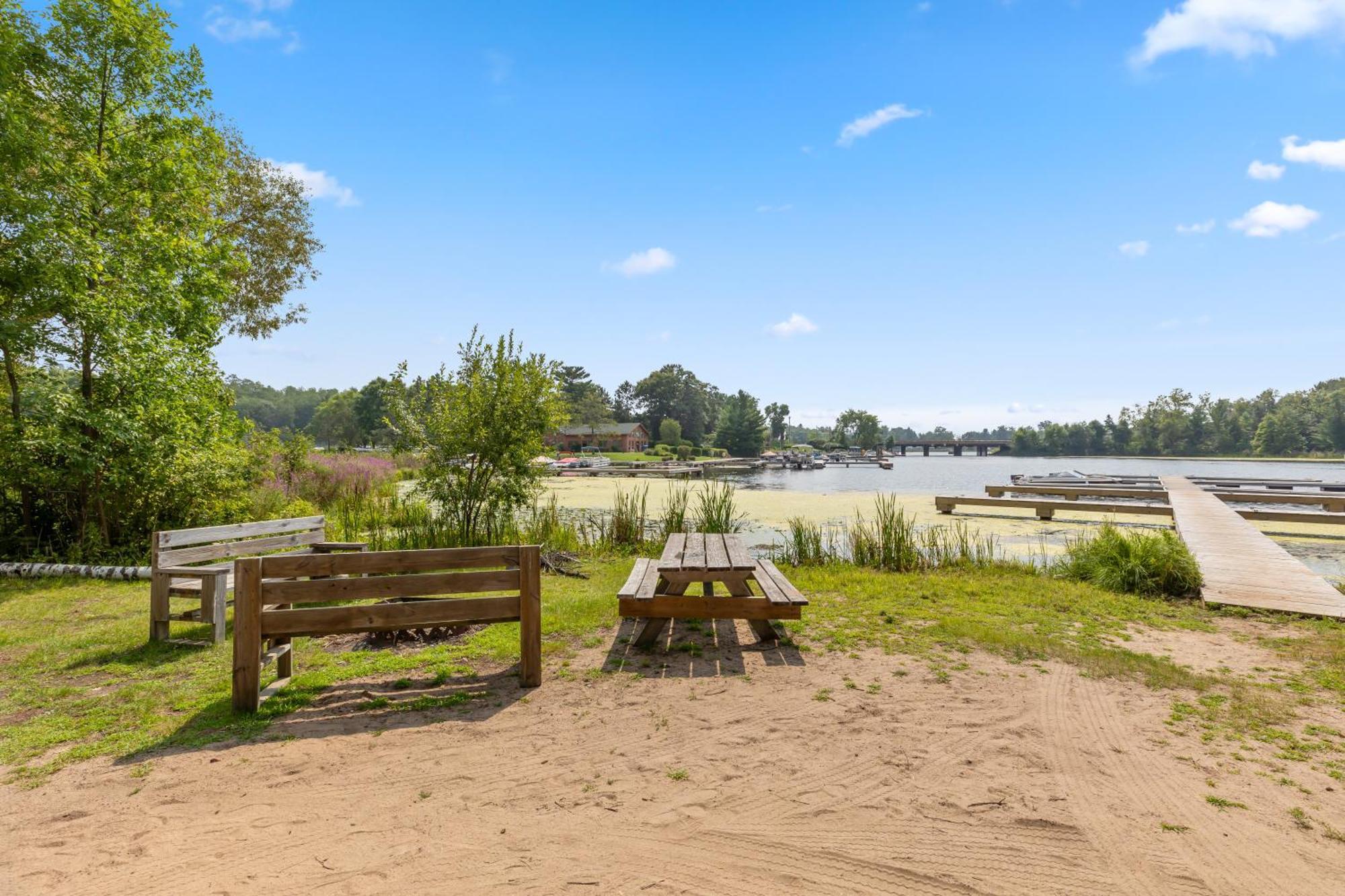 Causeway On Gull Resort Lake Shore Exterior foto